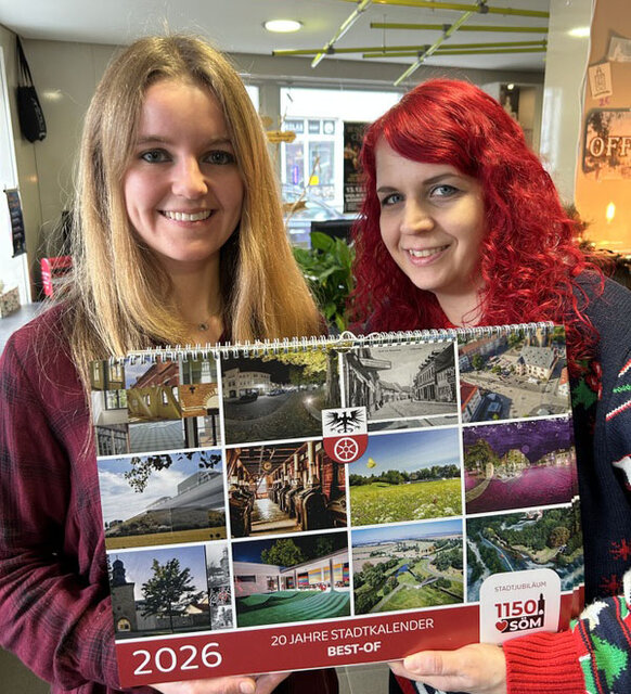 Julia Eberhard (l.) und Kathrin Lange von der Tourist-Information mit dem Kalender. Die zwei Mitarbeiterinnen der Tourist-Information Sömmerda präsentieren das Titelblatt des Sömmerda-Kalender 2026. Auf dem Titelblatt sind alle 12 Kalenderblätter des komenden Jahres zu sehen.