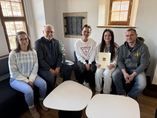 Unterzeichnung des Ausbildungsvertrags 2026 im Rathaus der Stadt Sömmerda Gruppenfoto im Bürgermeisterzimmer des Rathauses Sömmerda: Bürgermeister, Verwaltungsmitarbeitende, die neue Auszubildende Collien Kühne sowie ihre Eltern sitzen gemeinsam nach der Vertragsunterzeichnung zusammen; die Auszubildende hält ihre Vertragsunterlagen in den Händen.