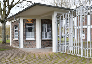 Außenansicht des Gedenk- und Bildungsort Tor 8 Außenansicht des Gedenk- und Bildungsort Tor 8