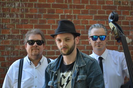 Gruppenfoto der Band Weasel & the Cool Cats vor einer Backsteinwand