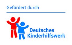 Gefördert durch das Deutsche Kinderhilfswerk Logo des Deutschen Kinderhilfswerks mit dem Text „Gefördert durch Deutsches Kinderhilfswerk“. Zwei stilisierte Figuren in Rot und Blau mit erhobenen Armen.