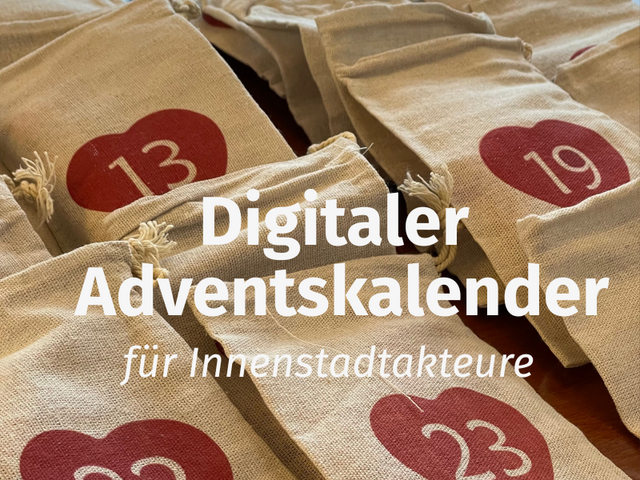 Digitaler Adventskalender für die Sömmerdaer Innenstadt Adventskalendersäckchen aus Stoff mit nummerierten roten Herzen. Darüber steht: „Digitaler Adventskalender für Innenstadtakteure