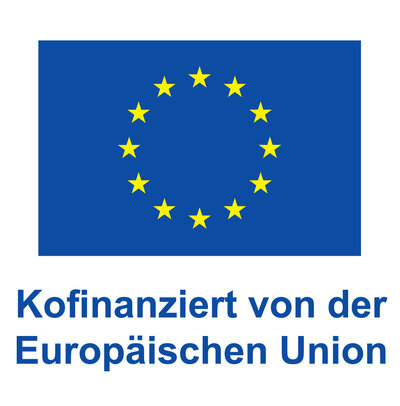Logo der Europäischen Union – Kofinanzierung Blaues Rechteck mit zwölf gelben Sternen im Kreis – die Flagge der Europäischen Union. Unter der Flagge steht der Text: „Kofinanziert von der Europäischen Union