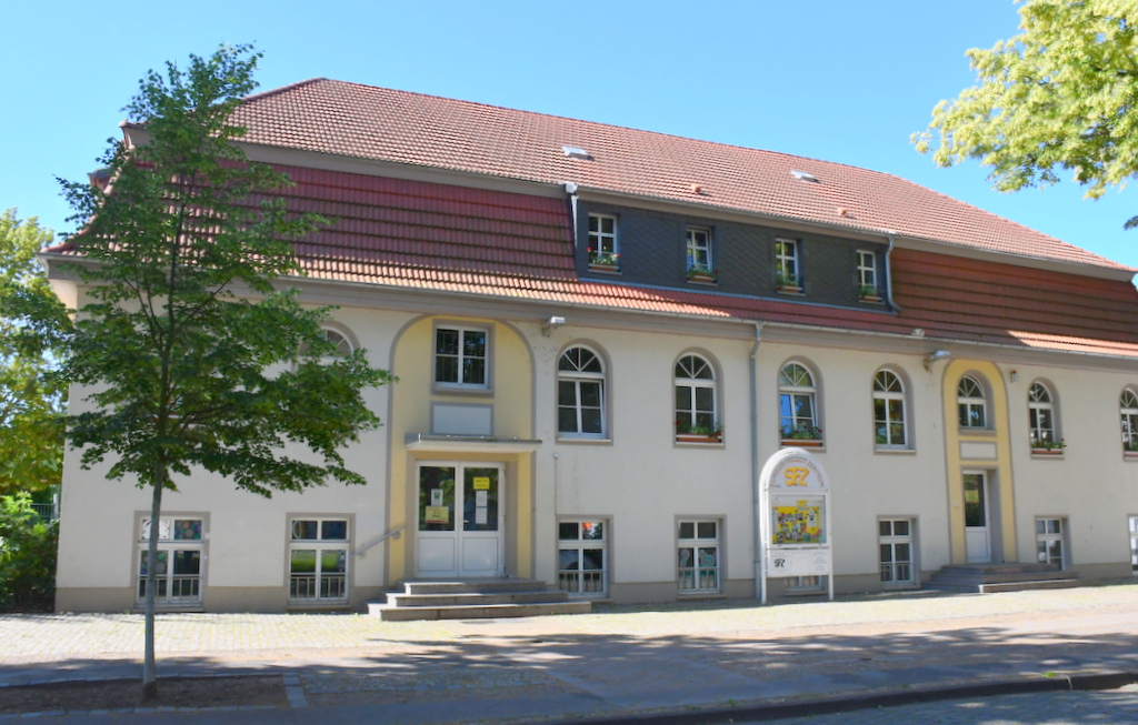 Außenansicht des Schüler-Freizeit-Zentrums mit Blick auf den Eingang aus der Kölledaer Straße