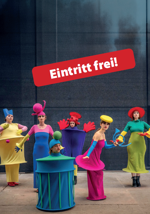 Modetheater "GNADENLOS schick" aus Weimar mit 6 Personen in bunten Kostümen.