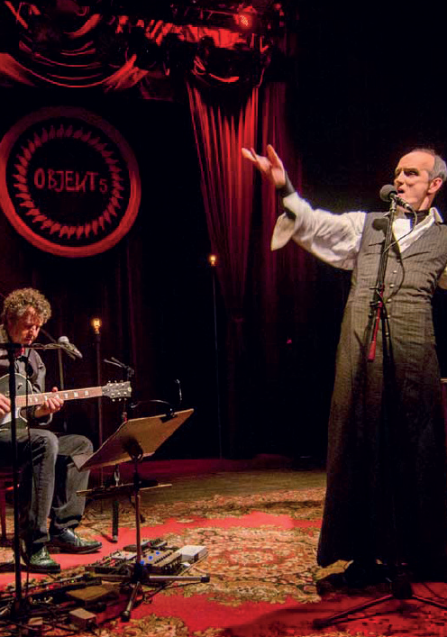 Anton Masi und Herr Gottwald bei einem Theaterkonzert auf einer Bühne.