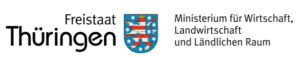 Logo des Thüringer Ministeriums für Wirtschaft, Landwirtschaft und Ländlichen Raum Logo des Freistaats Thüringen. Links steht der Schriftzug „Freistaat Thüringen“. In der Mitte befindet sich das Thüringer Landeswappen mit dem rot-weiß gestreiften Löwen und weißen Sternen auf blauem Hintergrund. Rechts daneben steht: „Ministerium für Wirtschaft, Landwirtschaft und Ländlichen Raum